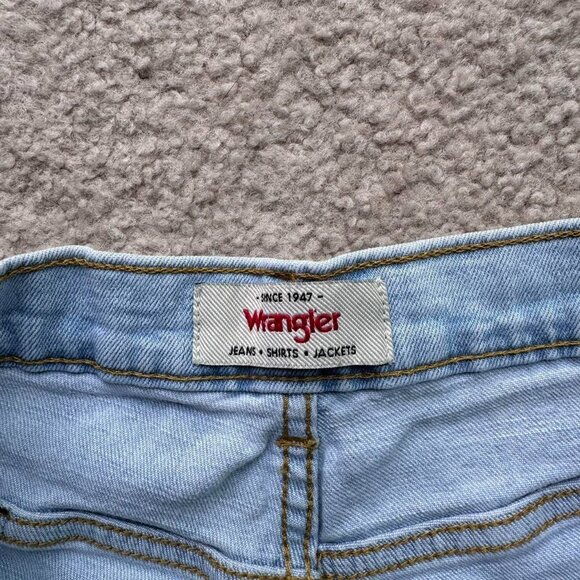 Wrangler Women’s High Rise Bermuda Jean Shorts in Icy Light Wash sz 8 - Picture 6 of 8